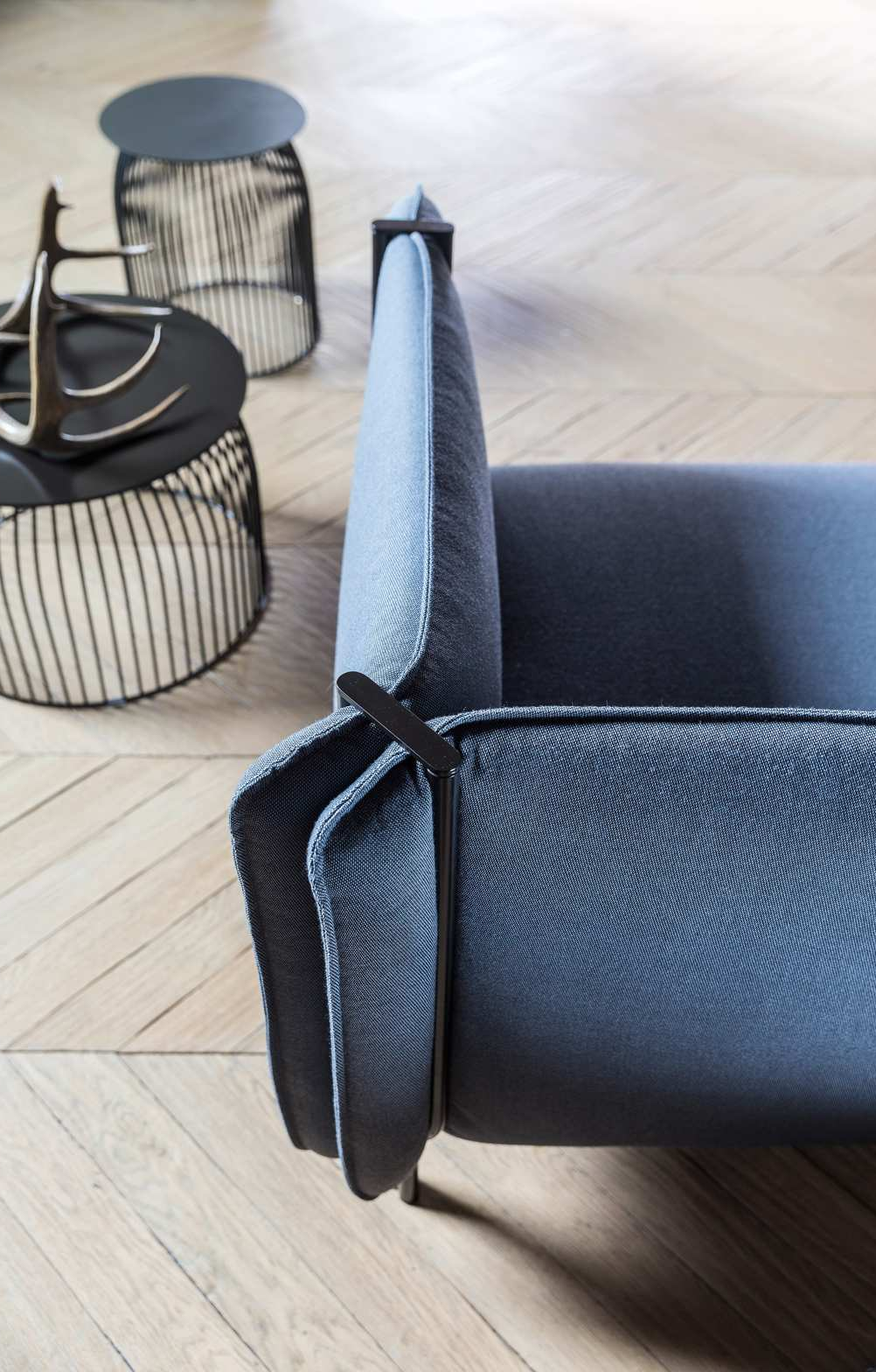 uploadimage/Thumbnail_pinch_sofa_LC1.png